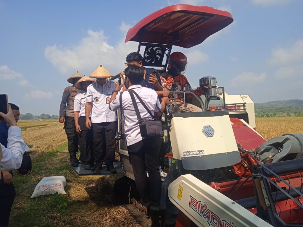 Bupati didampingi kadis pertanian boyolali saat akan lakukan panen raya di desa Sangge klego Boyolali